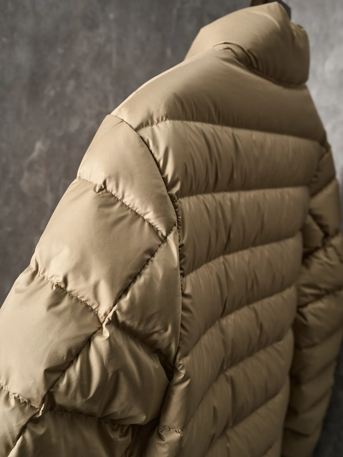 P900 Actual hanging auction】Ralph Lauren/Ralph Lauren pony logo embroidered ribs lightweight down jacket [Ready stock] S M L XL high-quality filling: 90 white duck down is selected, weighing 260g, ensuring excellent thermal insulation performance. After strict screening and processing, the velvet is not easy to drill, ensuring durability. The nylon fabric has good windproof and waterproof properties, which can effectively block the intrusion of wind and rain from the outside. It keeps the interior dry and is suitable for wearing in humid or rainy environments.  The red label on the chest is made with an imported MECLO embroidery machine. The original pattern is scanned first, and then high-quality silk thread is used to make a pattern. The density effect is adjusted by continuous pattern making.  Exquisite details: the zipper design is simple and elegant, easy to operate; the closing design of the cuffs and hem effectively prevents the intrusion of cold wind, improving the warmth and comfort of wearing.  All the hangtags, wash marks, air holes, and four-button buttons are all custom-made using original one-to-one molds.